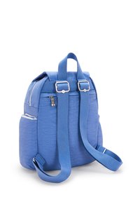 Modrý batoh vyrobený z texturované látky, s dvěma ramenními popruhy, přední kapsou na zip a stříbrnými kovovými detaily.
