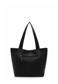 Melnas ādas somiņa ar teksturētu virsmu, divām rokturiem un priekšējo rāvējslēdzēja kabatu. Atvērta augšdaļa vieglai piekļuvei.