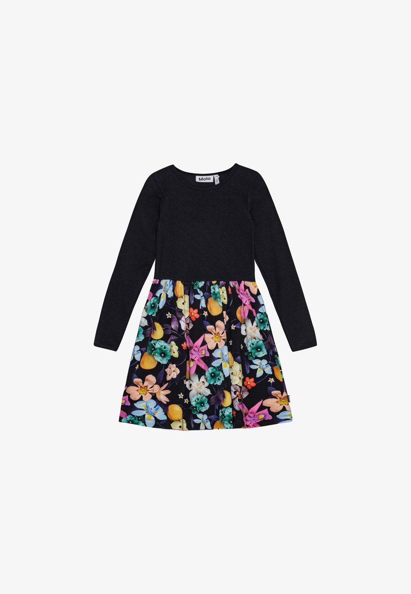 Garā piedurkne kleita ar melnu adītu augšu un ziedu rakstu svārkiem, uz kura ir daudzkrāsaini ziedi tumšā fonā.