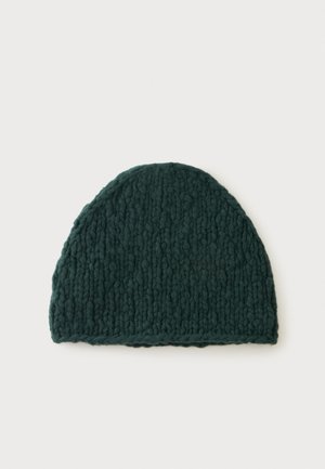 Mørkegrøn chunky strikket hue med rund top, vist fladt på en lys baggrund.