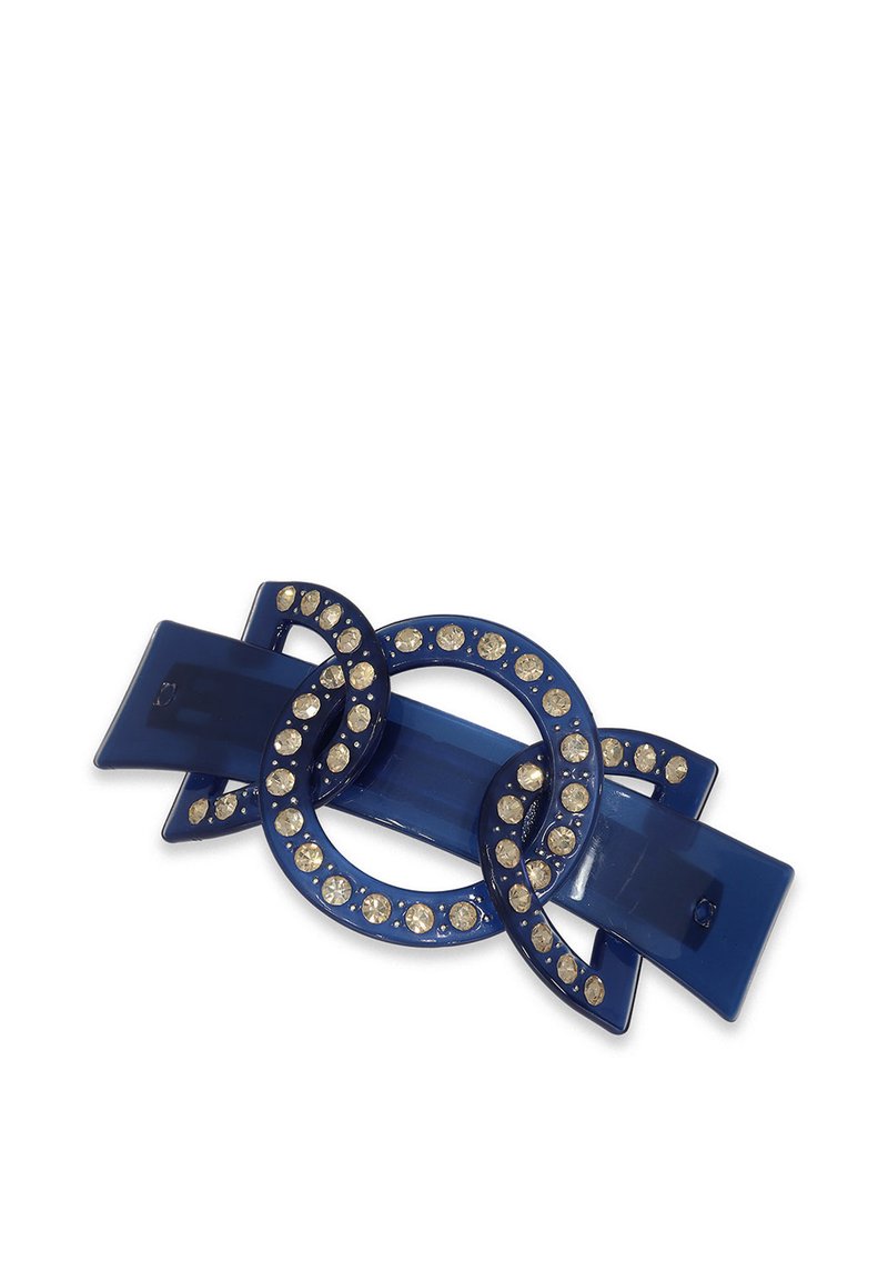 Fermaglio per capelli in plastica blu con anelli intrecciati e dettagli circolari adornati con piccole pietre di strass trasparenti. Texture liscia e finitura lucida.