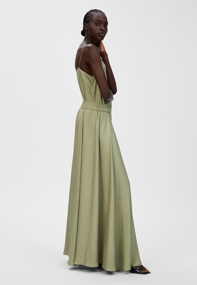 Maxi-Kleid in Olivgrün, aus glattem Stoff. Mit Spaghettiträgern, einem elastischen Bund und einem fließenden Rock, der bis zum Boden reicht.