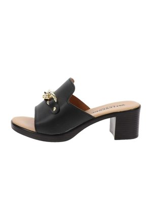 Sandal aperto in pelle nera con dettaglio in oro e tacco medio a blocco; texture liscia con soletta in contrasto color tan.