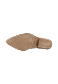 Zapato de tacón alto, beige, de punta afilada, con parte superior de cuero suave y una suela elegante y cónica. La suela exterior es de color claro, plana y texturizada.