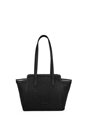 Bolso tote negro con textura en relieve, material sintético, dos asas cortas y cremallera lateral. Presenta un diseño estructurado y un detalle de logo.