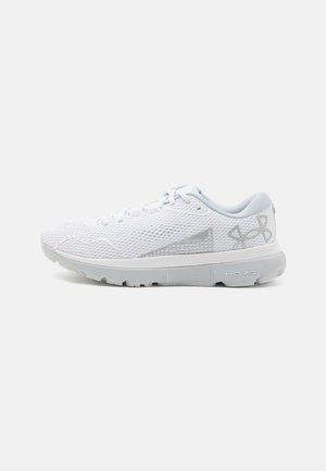 Hvid Under Armour løbesko med mesh-overdel, polstret sål og logo på hæl og side, vist fra ydersiden.