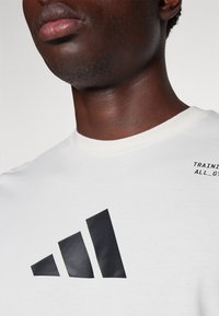 adidas Performance ALL GYM CATEGORY GRAPHIC - Apdrukāts T-krekls - chalk white