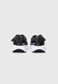 Czarne buty sportowe z siateczkową cholewką, wyściełanym kołnierzem, odblaskowymi akcentami i białą gumową podeszwą, charakteryzujące się niskoprofilowym designem.