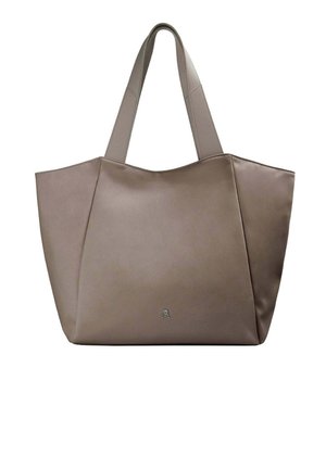 Bolso tote de cuero color topo con asas anchas y un pequeño emblema de calavera y huesos cruzados centrado cerca de la parte inferior del panel frontal.