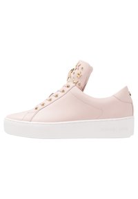 Sneaker in pelle rosa con suola piatta bianca, decorata con stelle dorate e occhielli, texture liscia e punta arrotondata.