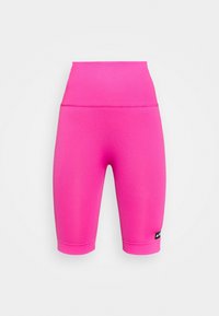 Shorts da bicicletta fucsia a vita alta realizzati in tessuto elasticizzato, con una texture liscia e un taglio fino al ginocchio, caratterizzati da un piccolo dettaglio del logo nero.