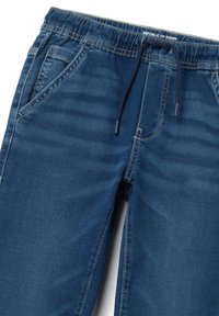 Pantaloni jogger in denim blu scuro con vita elastica, cordino regolabile e due tasche laterali. Presentano dettagli di cucitura a vista.