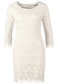 Spetsklänning i off-white med trekvartsärmar. Den har blommönster och scalloped nederkant, tillverkad av lätt, strukturerad tyg.