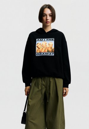 Bershka, CARDI B PRINT - Mikina s kapucňou - black