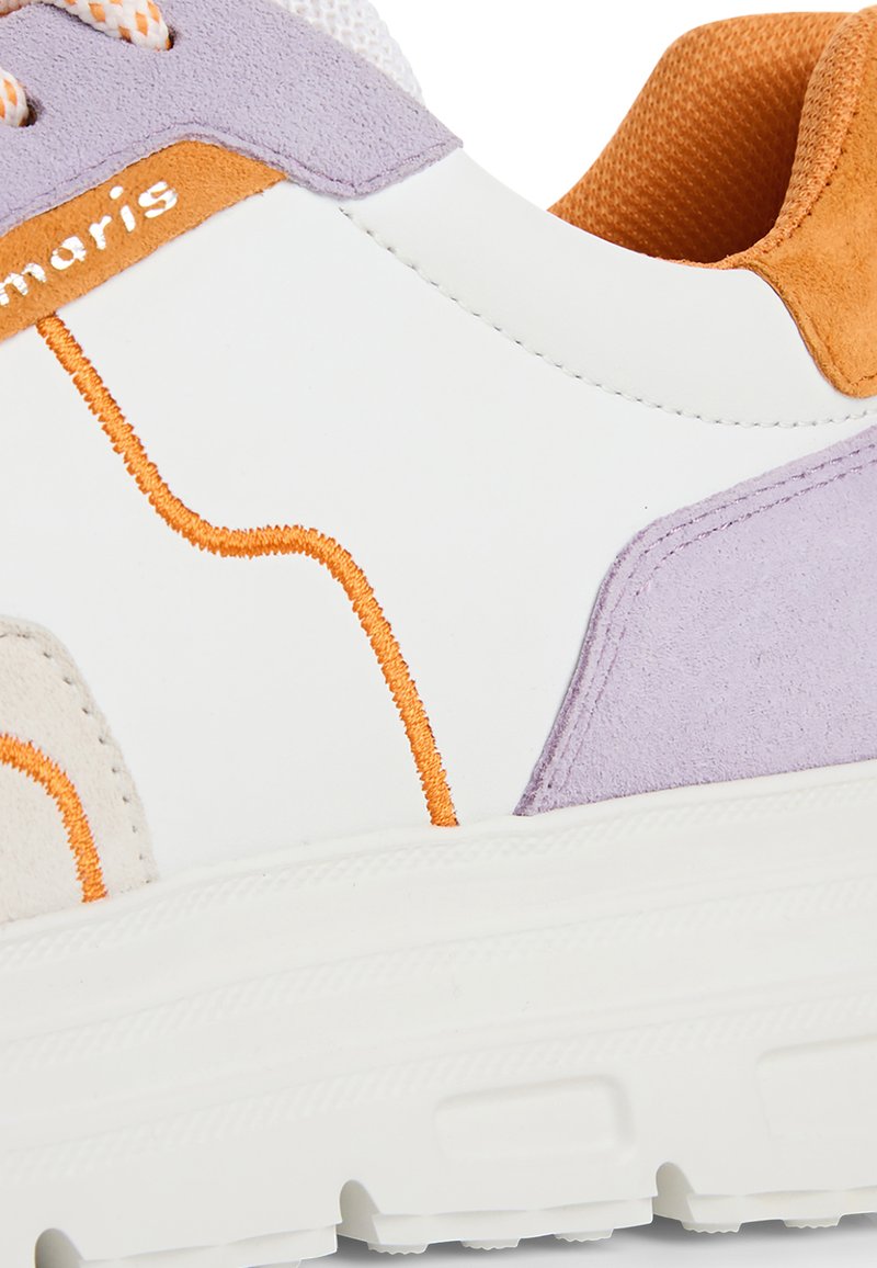 Sneaker mit weißem Lederoberteil, verziert mit hellvioletten und orangen Wildlederakzenten, sichtbaren Nähten sowie Mesh-Details an der Zunge.