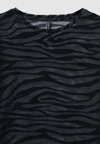 Top in rete nero con motivo a strisce zebrate in diverse tonalità di nero, con scollatura rotonda e maniche corte.