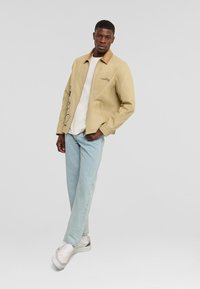 KARL LAGERFELD DISNEY STRAIGHT-FIT - Egyenes szárú farmer - light blue denim