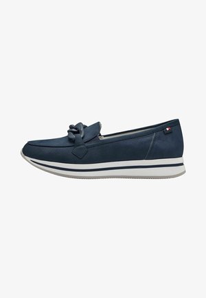 Marineblaue Slippers mit strukturiertem Obermaterial und dekorativem Knoten. Hat eine weiße Sohle mit marineblauen Streifen. Durch perforiertes Design atembar.