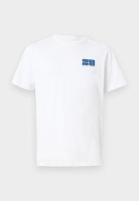 Vit bomullströja med korta ärmar, med en blå logotyp "SD" på vänster bröst. Klassisk rundhalsdesign, slät textur.