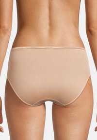 Beige nahtlose Unterwäsche mit glatter Textur, vollem Schnitt und dezenten Nähten entlang des Taillenbundes und der Beinöffnungen.