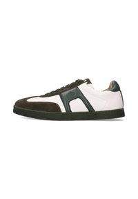 Deportiva verde y blanca con parte superior de ante y cuero, puntera redonda, diseño con cordones y suela de goma. Incluye acentos texturizados.