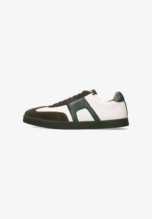 Deportiva verde y blanca con parte superior de ante y cuero, puntera redonda, diseño con cordones y suela de goma. Incluye acentos texturizados.