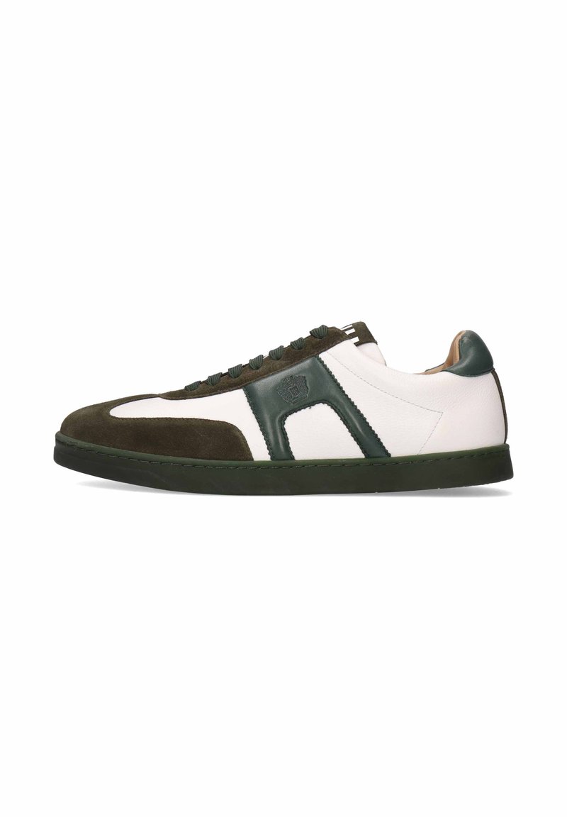 Deportiva verde y blanca con parte superior de ante y cuero, puntera redonda, diseño con cordones y suela de goma. Incluye acentos texturizados.