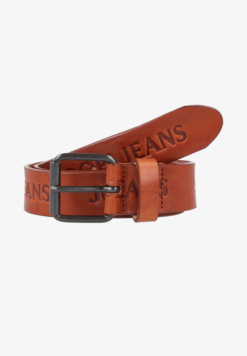 Καφέ δερμάτινη ζώνη με ανάγλυφο κείμενο "JEANS", διαθέτοντας μια σκούρα μεταλλική πόρπη. Ο σχεδιασμός παρουσιάζει μια λεία υφή και μια κομμένη άκρη.