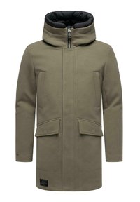 Olivgrön jacka med en plysch svart huva, med dragkedjestängning, stora framfickor och en strukturerad, mjuk tygfinish.