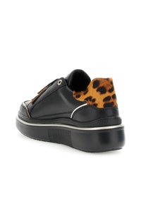 Sneakers in pelle nera con dettagli in stampa leopardata sul tallone, caratterizzati da una suola nera spessa e cuciture decorative.