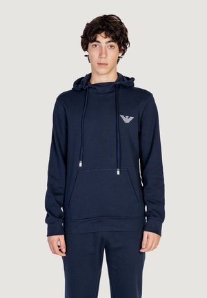 Marineblauwe hoodie gemaakt van een katoenmix met een kangoeroezak, trekkoordkap en een klein vlak logo op de borst. Soepele textuur.