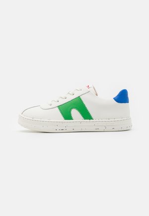 Baskets blanches en cuir avec un accent vert et un talon bleu. Présentent une forme arrondie, un design à lacets et une semelle mouchetée.
