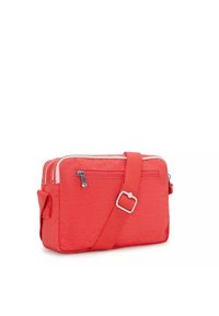 Rød stof crossbody taske med to lynlåslommer, justerbar rem og en sidelomme. Holdbart, struktureret materiale med sølvfarvede hardware-detaljer.