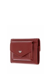 Petit portefeuille compact en cuir rouge avec une poche à rabat frontale sécurisée par un petit emblème argenté, montrant des coutures détaillées et un design plié.