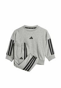 Grå sweatshirt och byxor i ett set, tillverkat av mjukt tyg. Har svarta tre-strimlade detaljer på ärmarna och benen, med en liten logotyp på bröstet.