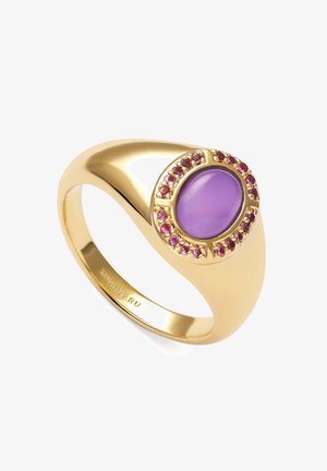 Bague en or ornée d'une pierre précieuse ovale lavande entourée de petites pierres roses. Surface lisse et polie avec un anneau arrondi.