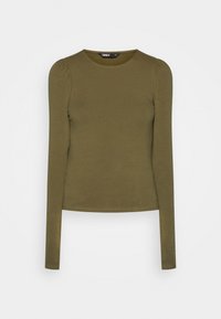Olivenfarbendes Langarmshirt mit leichten Schulterfalten und rundem Ausschnitt, präsentiert auf einem schlichten weißen Hintergrund.