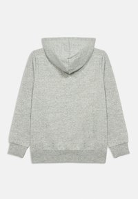Sudadera con capucha gris que presenta un tejido suave y texturizado, mangas largas y un diseño simple con una capucha redondeada. Se muestra la vista trasera.