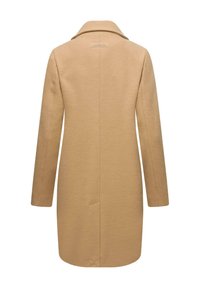 Knee-length beige coat i en texturerad tyg, med flikkrage och långa ärmar. Har en rak rygg utan synliga fickor.