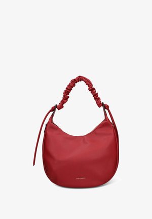 Borsa hobo in pelle rossa con manico arricciato, texture liscia e dettaglio logo metallico. Chiusura con cerniera e tracolla regolabile.