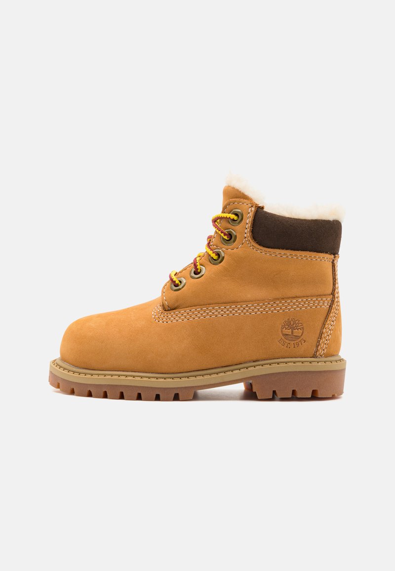 Botine din piele tan cu guler din fleece alb, accente din suede maroniu, sireturi galbene și roșii, talpă din cauciuc cu aderență și detalii cu logo.