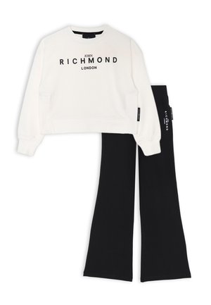Felpa bianca con la scritta "JOHN RICHMOND LONDON" stampata in nero, abbinata a pantaloni neri con un branding simile. Entrambi presentano una consistenza morbida.