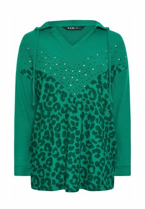 Zielona bluza z kapturem o prążkowanej fakturze, z wzorem w panterę na dole, ozdobiona srebrnymi ćwiekami w górnej części.