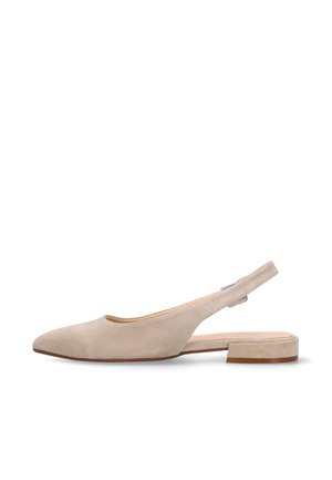 Beige suède slingback platte schoen met spitse neus en lage blokhak, voorzien van verstelbare band met zilveren gesp.