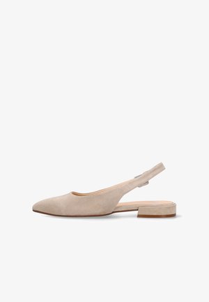 Beiger Wildleder-Slingback-Flachschuh mit spitz zulaufender Zehenpartie und niedrigem Blockabsatz, ausgestattet mit verstellbarem Riemen und silberner Schnalle.
