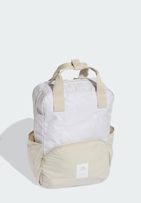 Zaino leggero realizzato in tessuto durevole, caratterizzato da una sezione superiore bianca con motivo a griglia, sezione inferiore beige e doppie cinghie superiori.