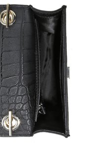 Černé psaníčko s krokodýlím vzorem a zlatými kovovými doplňky, s prostorným interiérem vyloženým hladkou černou látkou a bezpečným zapínáním na sponu.