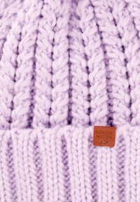 Szydełkowa czapka w jasnym lawendowym kolorze, z grubym prążkowanym wzorem, miękką teksturą i brązową skórzaną metką na mankiecie z nazwą marki.