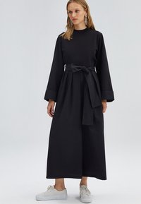 Touché Privé - BELTED OVERALLS - Haalari - black Pienoiskuva 1
