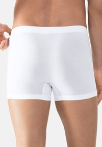 Boxer a rete bianchi con cintura liscia, caratterizzati da una texture traspirante e leggermente elastica per comfort e vestibilità.